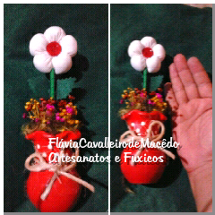 Vaso com flores de fuxico em tecido